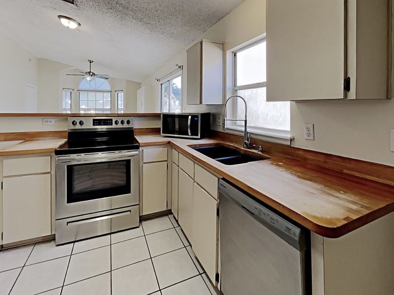1603 Winter Green Blvd - Photo 4 of 18
