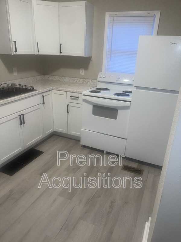 121 Manning Ave - Photo 2 of 14