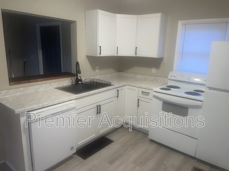 121 Manning Ave - Photo 3 of 14