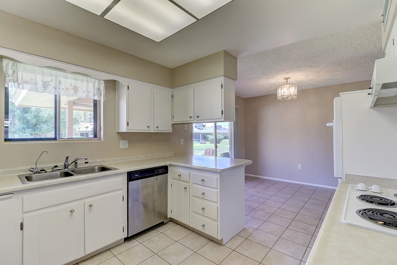 10645 W Saratoga Cir - Photo 7 of 23