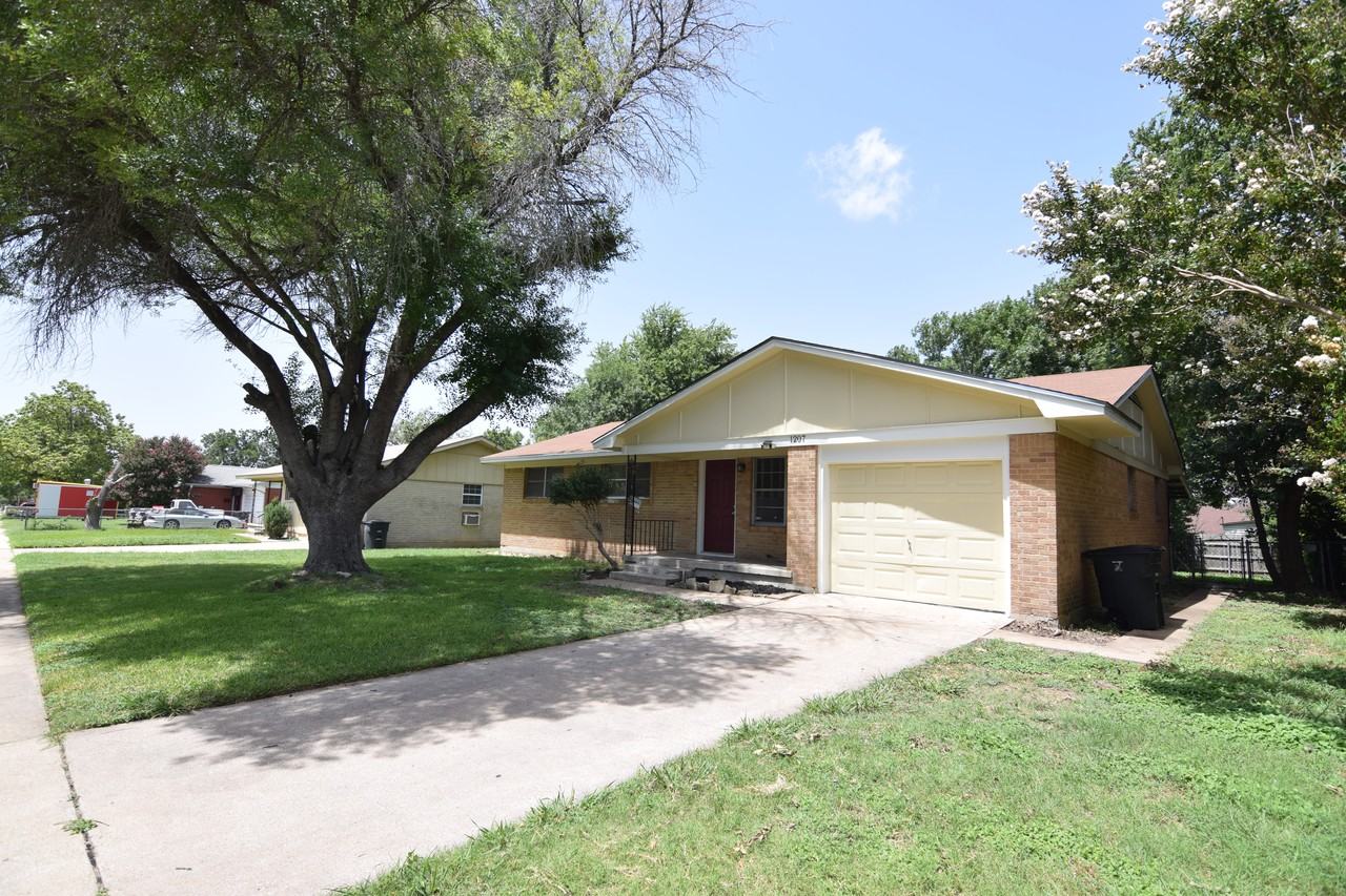 1207 Cedar Dr - Photo 2 of 28