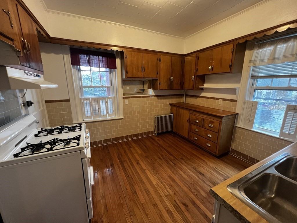 865 Centre St #2L - Photo 5 of 9