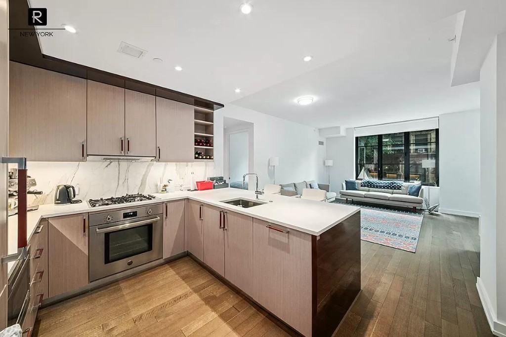 W 25th St #2B - Photo 5 of 12