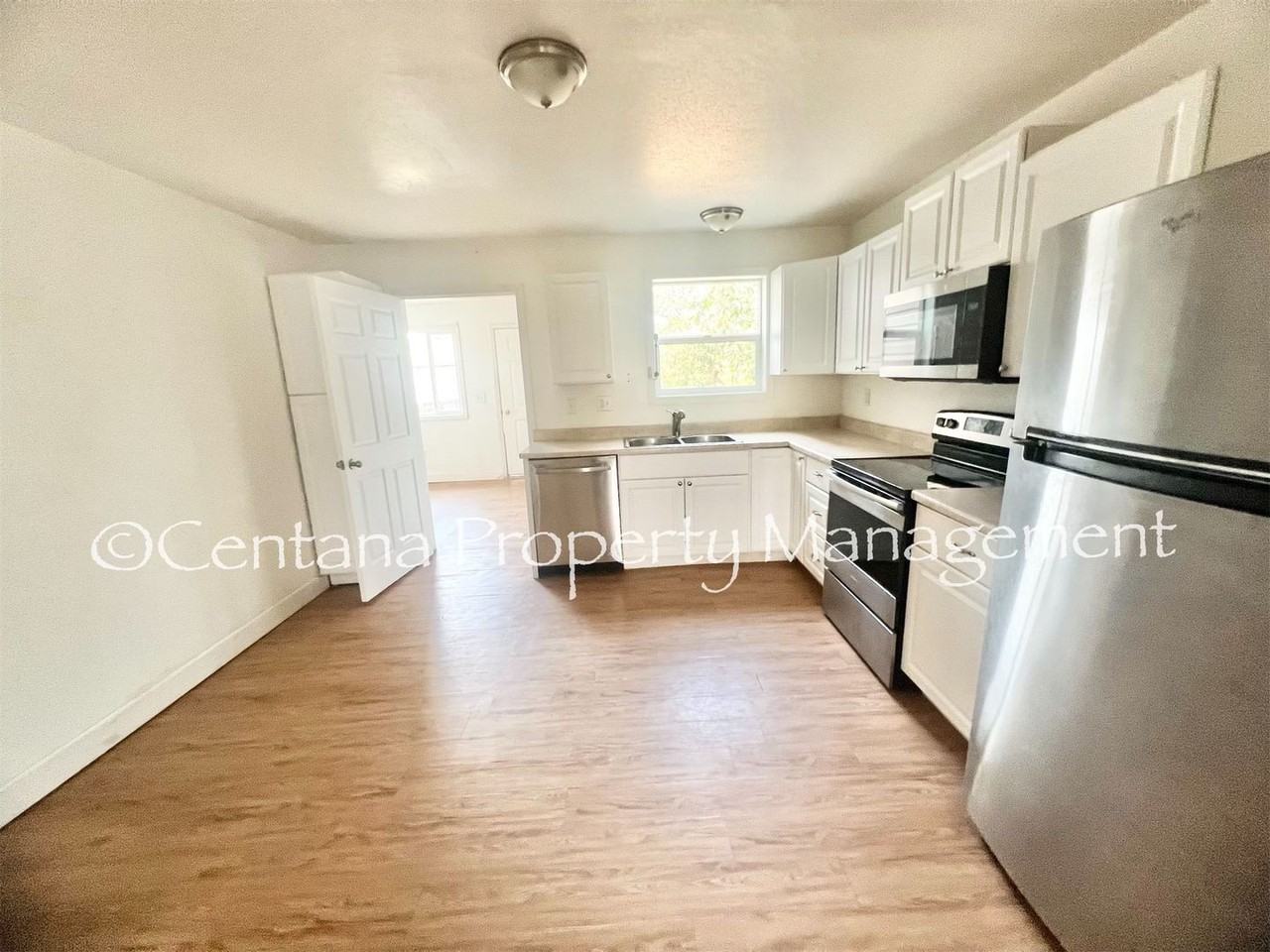 2205 Locust St - Photo 3 of 13