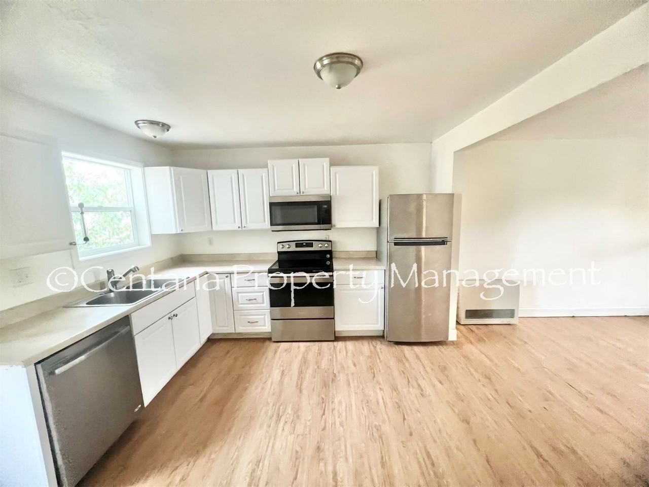 2205 Locust St - Photo 4 of 13