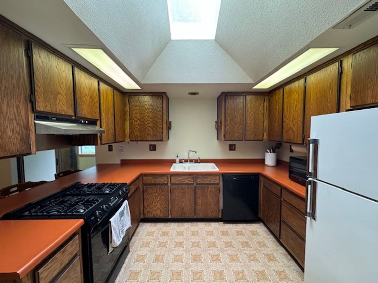 2437 Ridgewood Dr - Photo 6 of 50