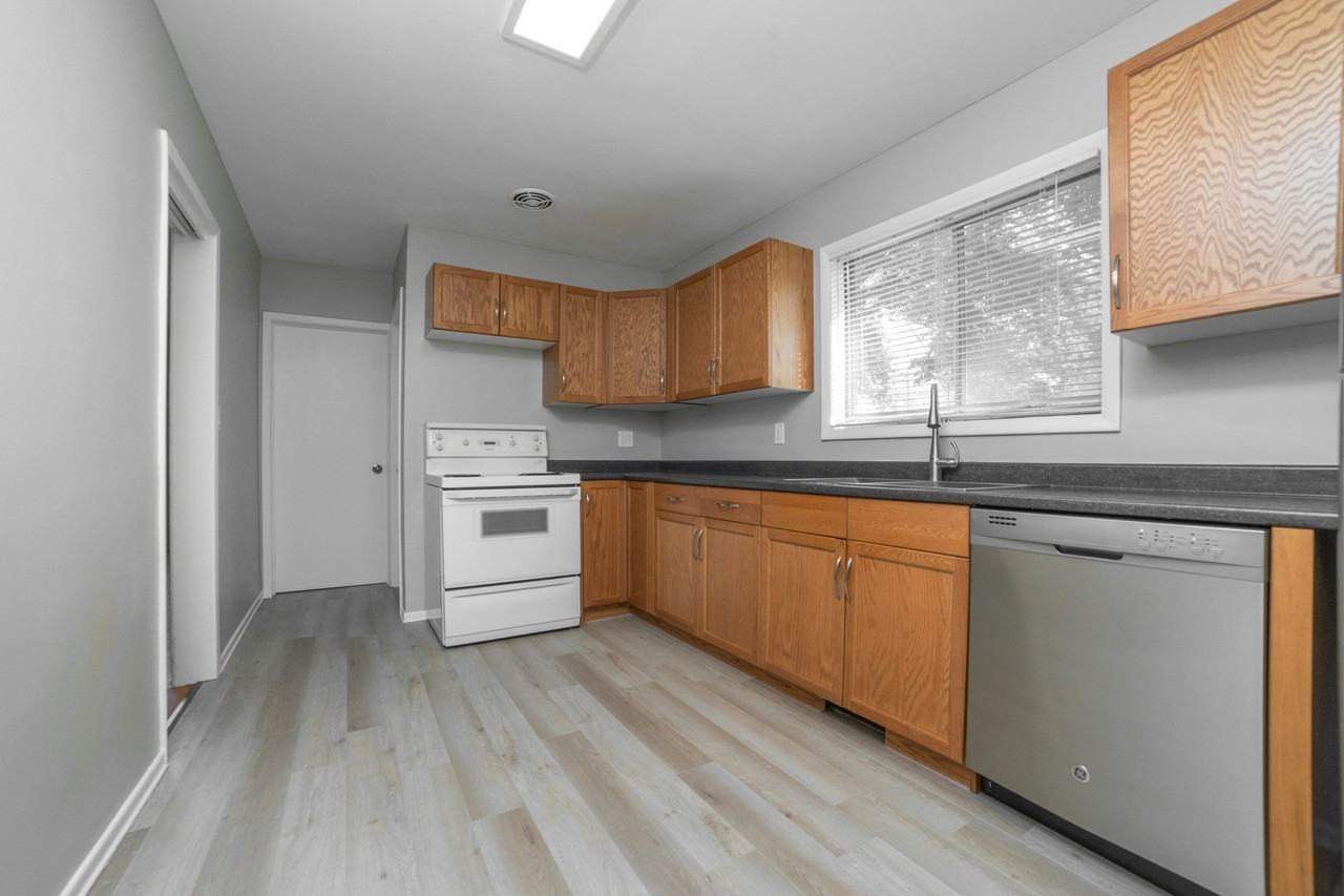 922 Weatherdon Avenue - Photo 2 of 15