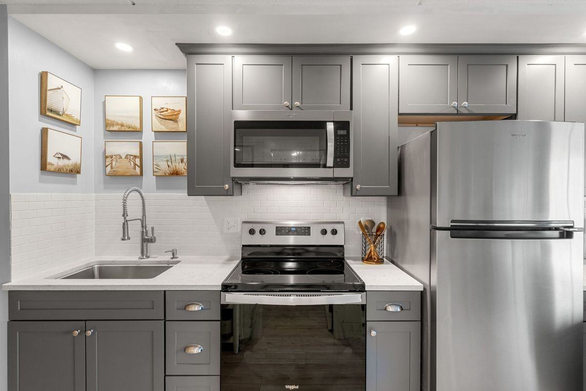 933 Ocean Blvd - Photo 3 of 8