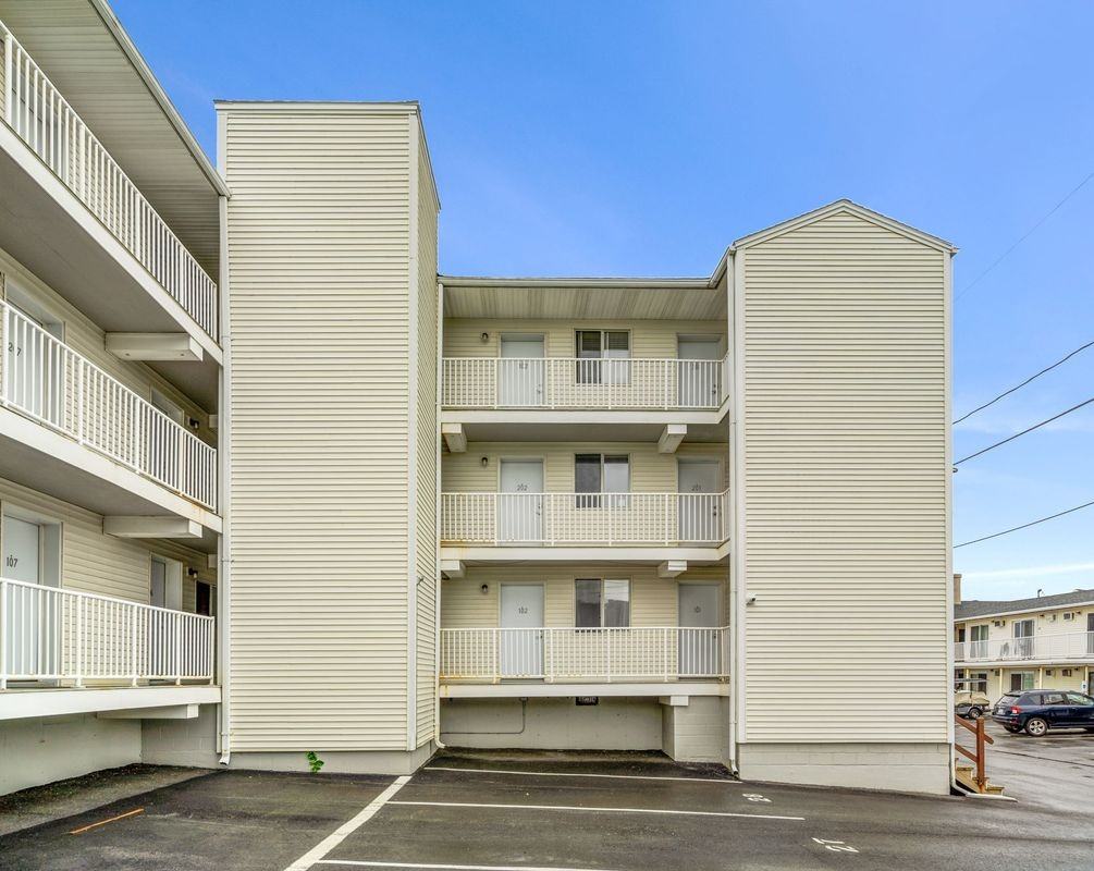 933 Ocean Blvd - Photo 6 of 8