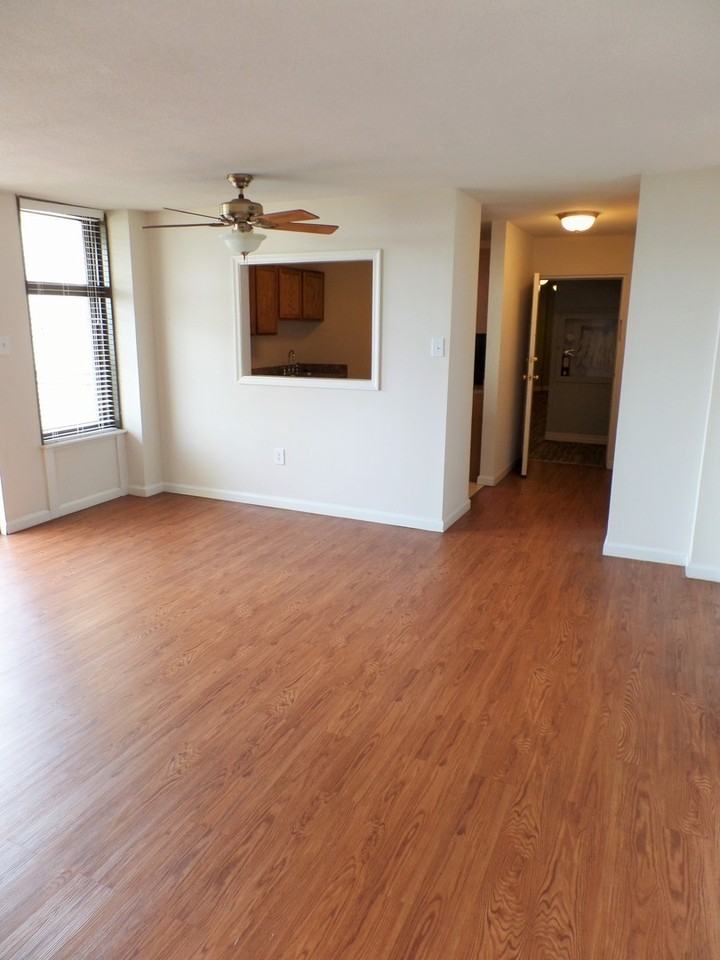 Royal Mace Apartments - Photo 2 of 9