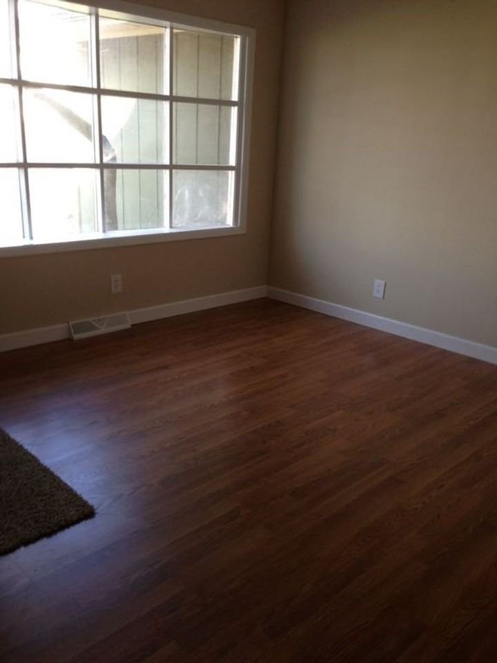 2303 Glenoak Dr - Photo 5 of 21