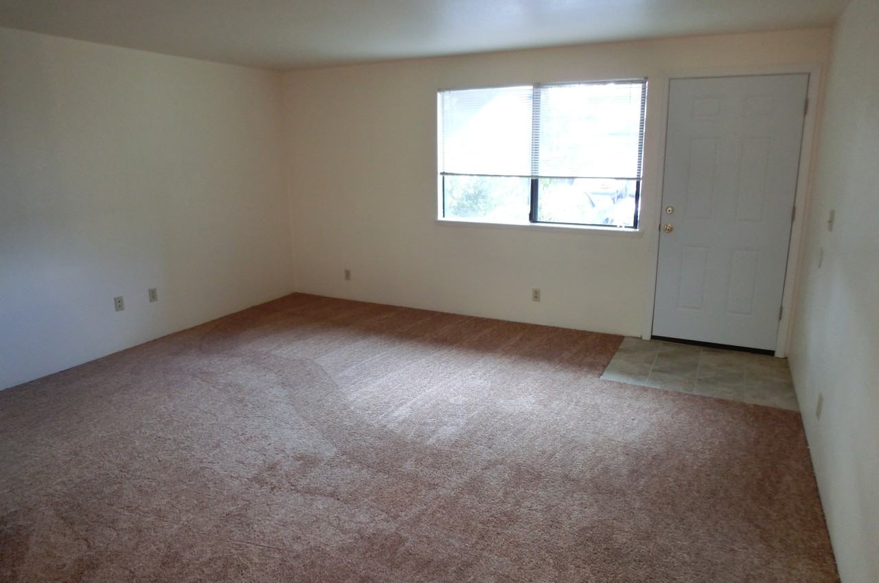 440 Ne Silverwood Pl - Photo 2 of 6