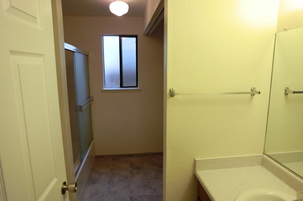 440 Ne Silverwood Pl - Photo 5 of 6