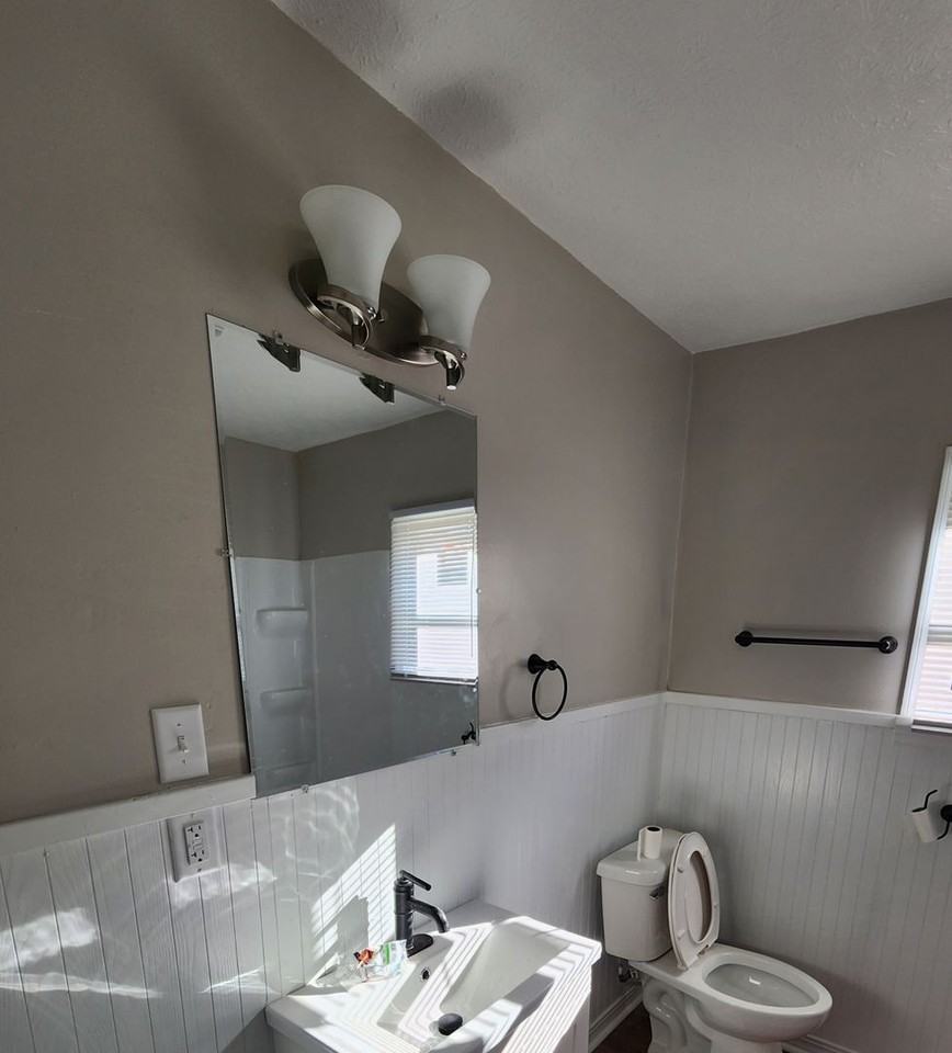 430 S Armstrong St - Photo 2 of 10