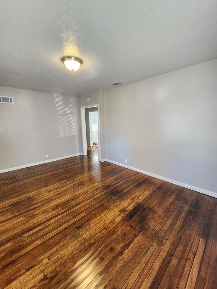 430 S Armstrong St - Photo 7 of 10