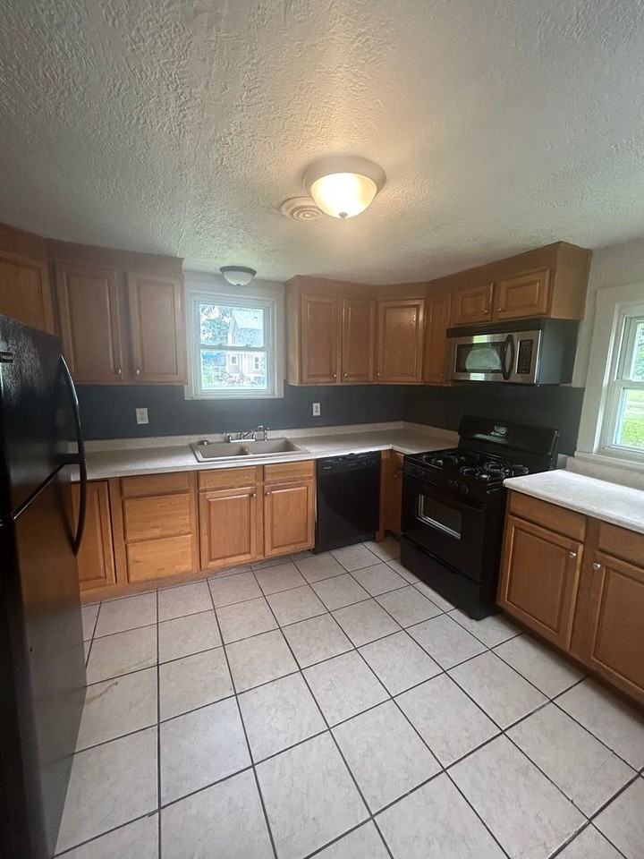 2806 Rousseau Ave - Photo 3 of 8