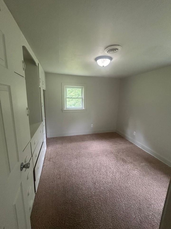 2806 Rousseau Ave - Photo 4 of 8