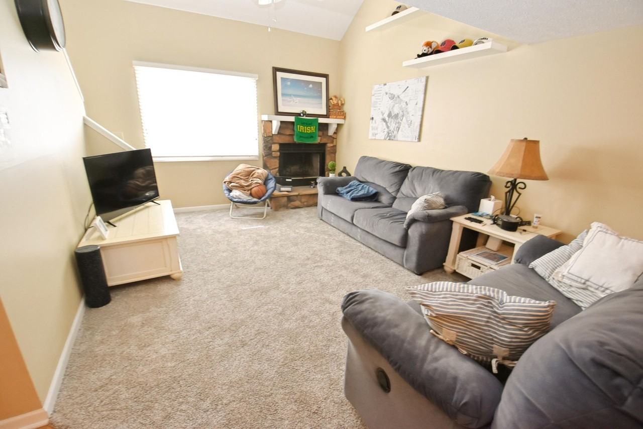 1523 N Oakhill Dr - Photo 3 of 24