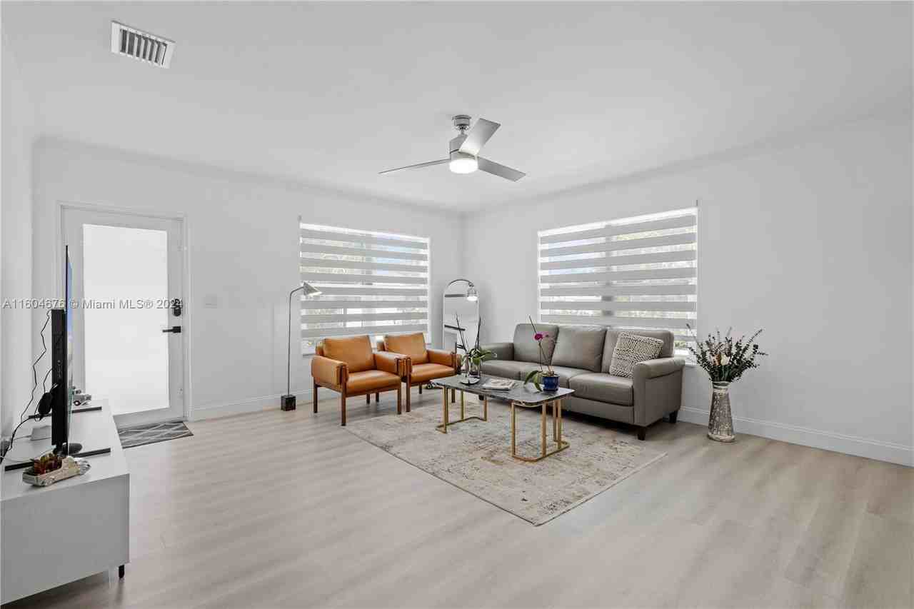 785 Sw 21st Rd - Photo 2 of 8