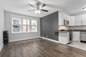 featured image of 1521 W Sherwin Ave