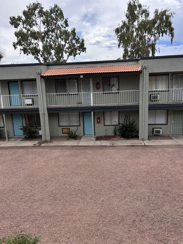 Buenas @ 1310 Apartments - Photo 2 of 13