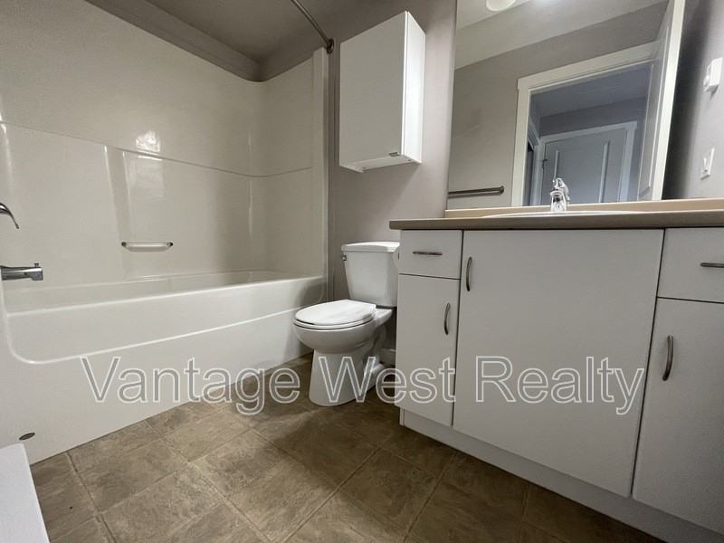 205 Glenmore Rd N - Photo 4 of 7