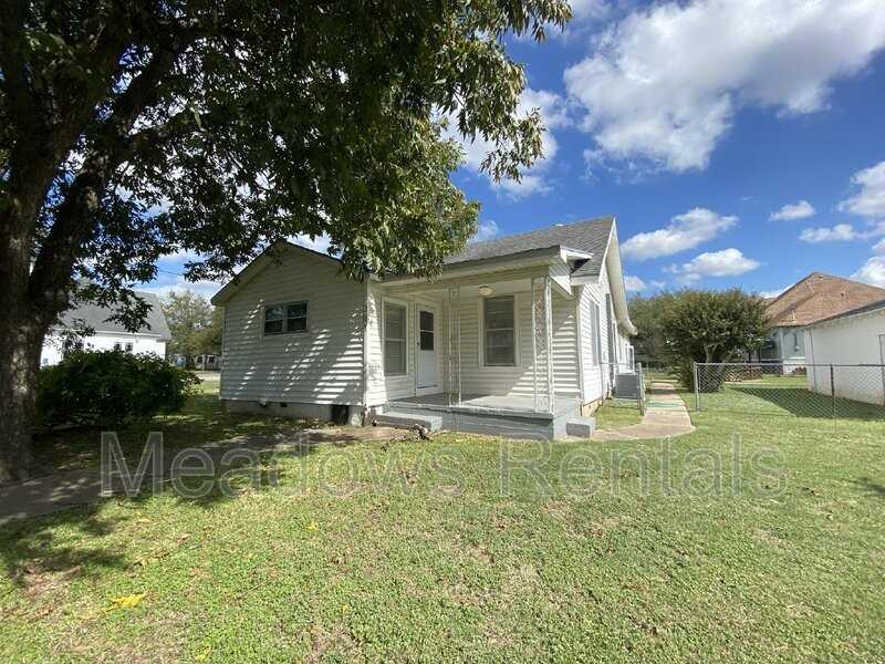 301 S Bordon St - Photo 5 of 32