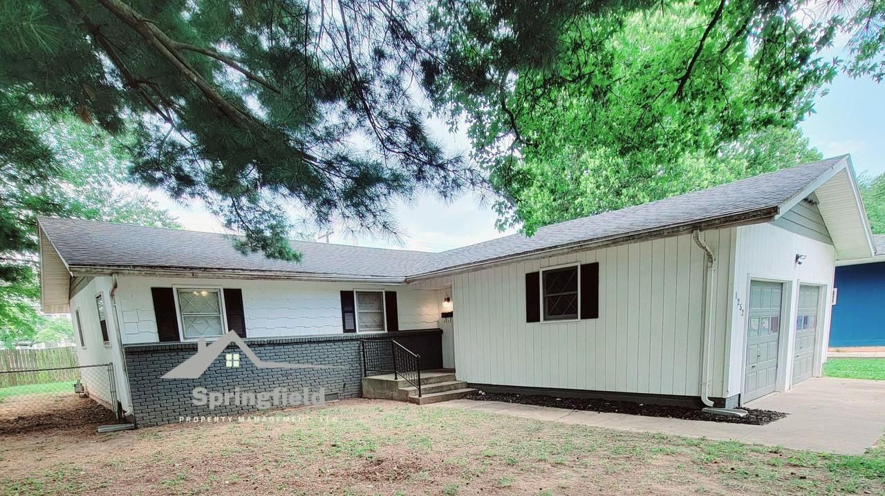 1252 E Cambridge St - Photo 2 of 19