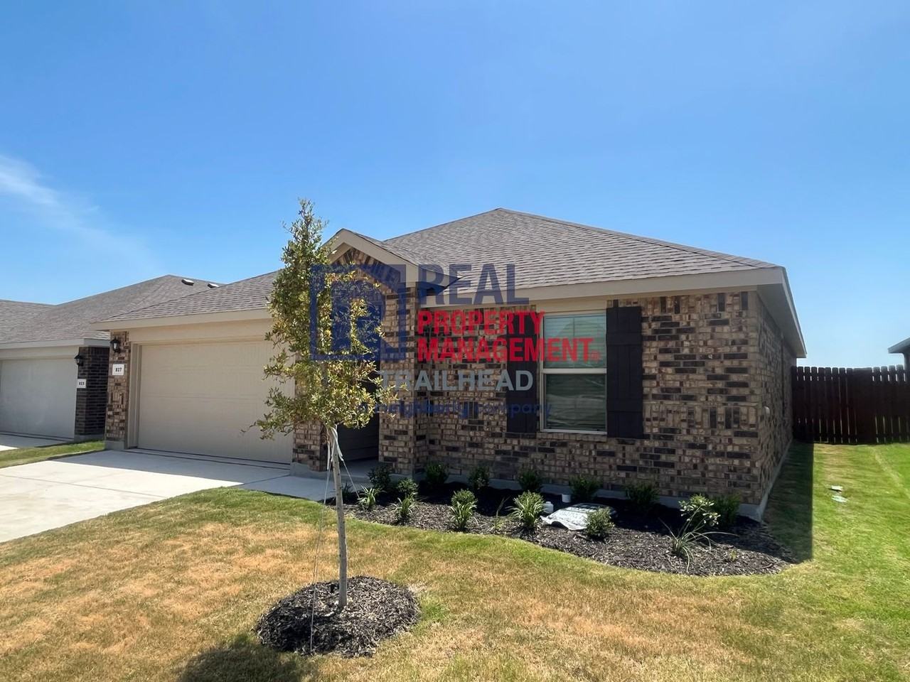 827 Peighton Dr - Photo 2 of 20