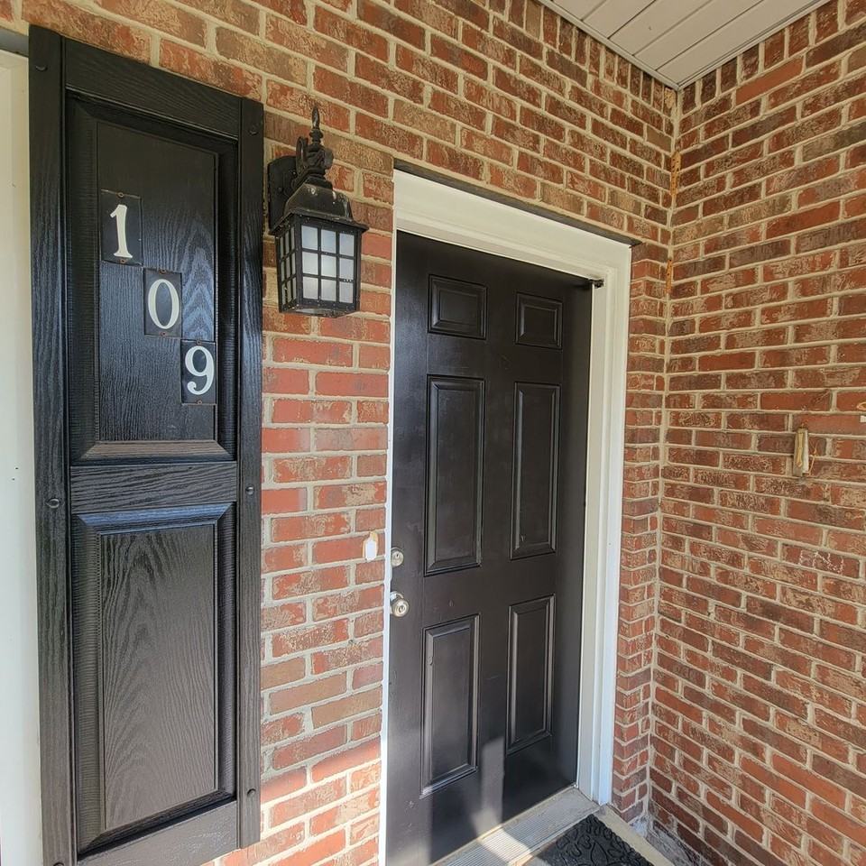 109 Eastgate Cir - Photo 2 of 15