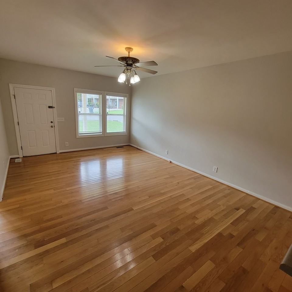 109 Eastgate Cir - Photo 4 of 15