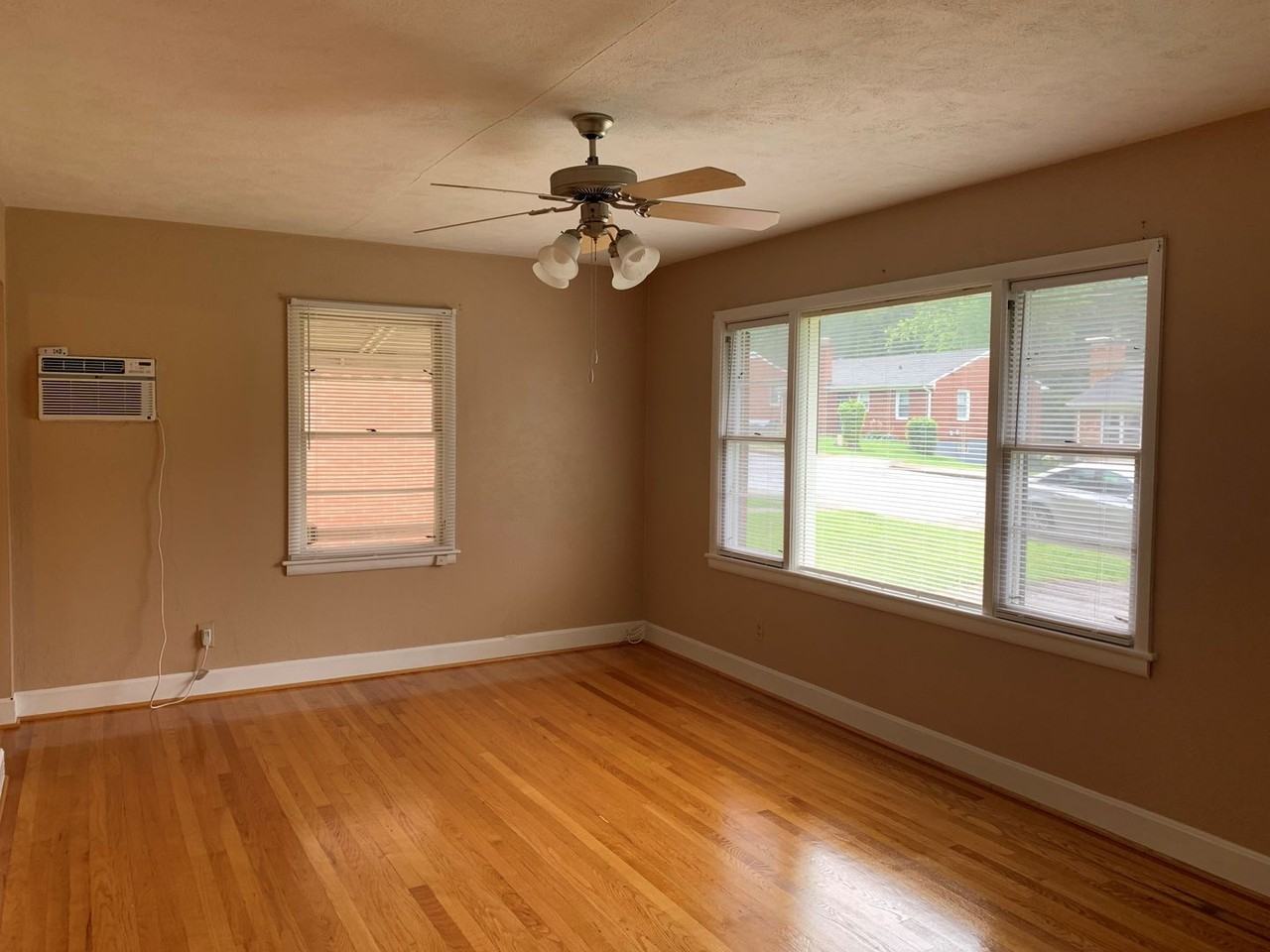 4629 Ferncliff Dr - Photo 3 of 10