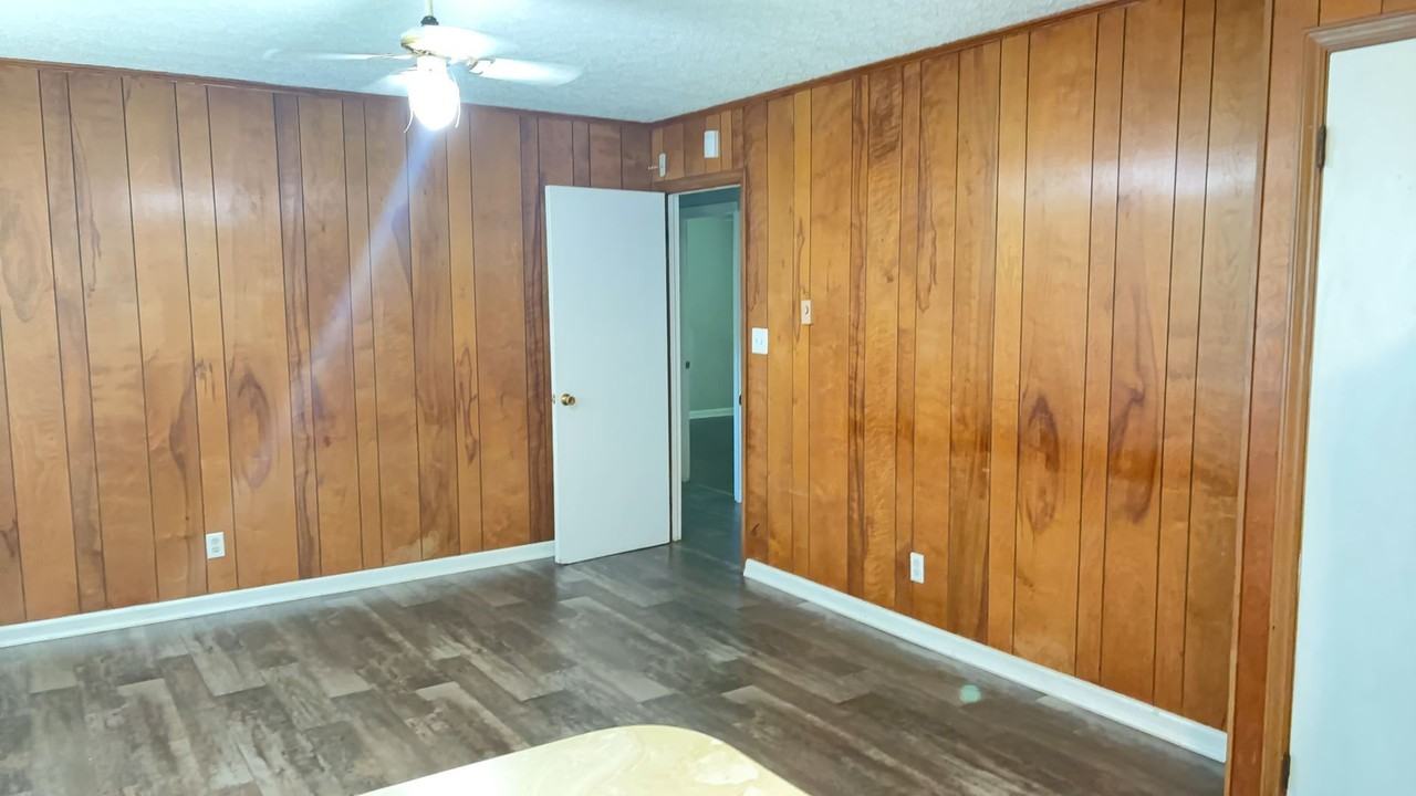 926 Lake Dr - Photo 2 of 13