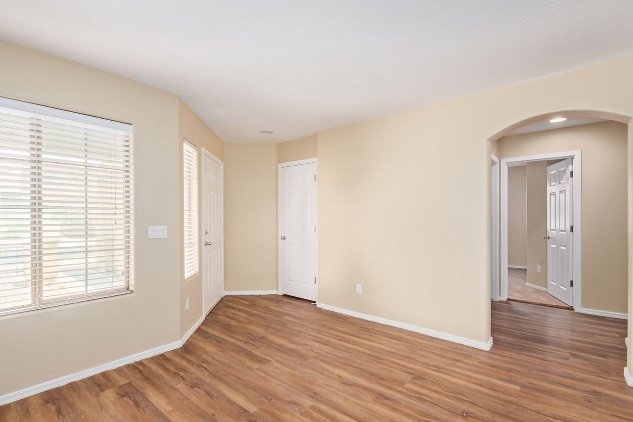 23809 W Adams St - Photo 5 of 22