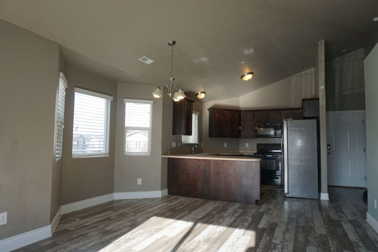 8264 S Resaca Dr - Photo 3 of 38