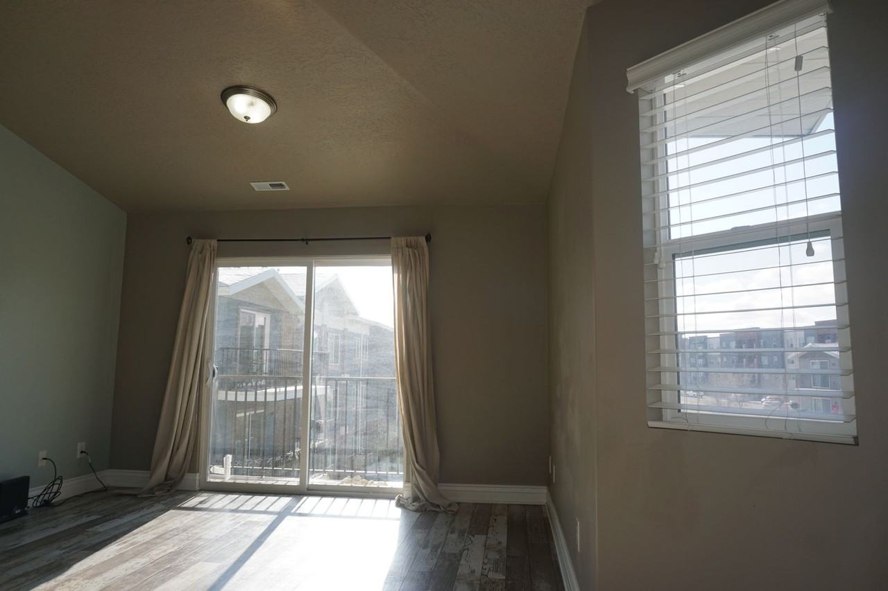 8264 S Resaca Dr - Photo 5 of 38
