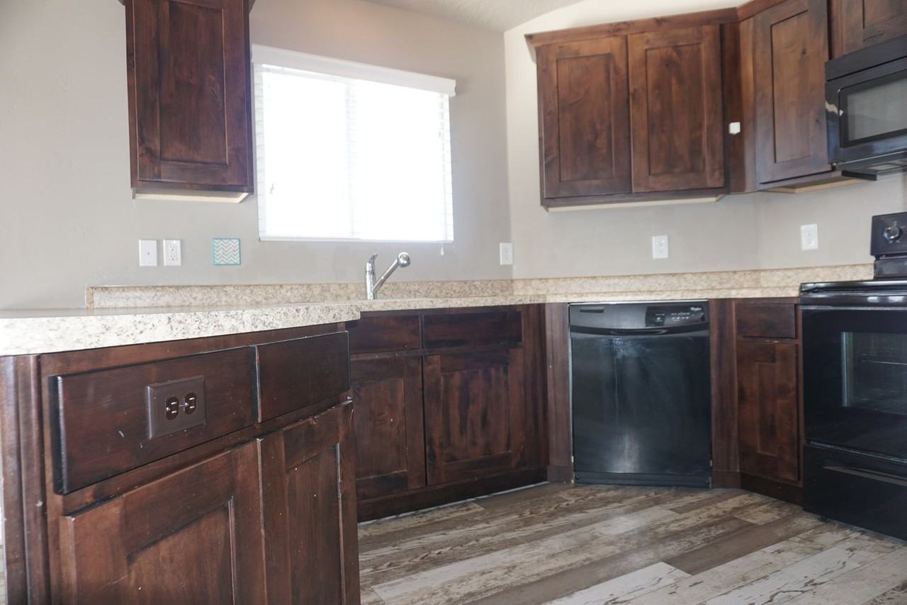 8264 S Resaca Dr - Photo 7 of 38