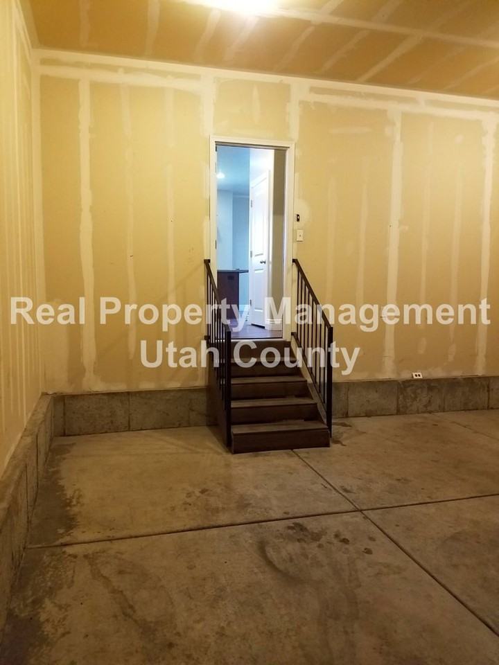 578 S Lake View Dr - Photo 2 of 26