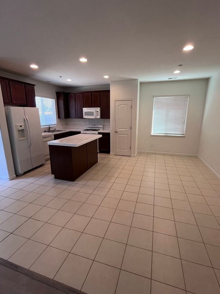 1865 Ellesmere Loop - Photo 2 of 16