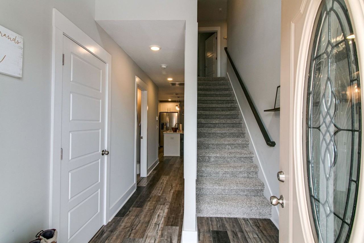 210 Geneva Ln - Photo 5 of 30