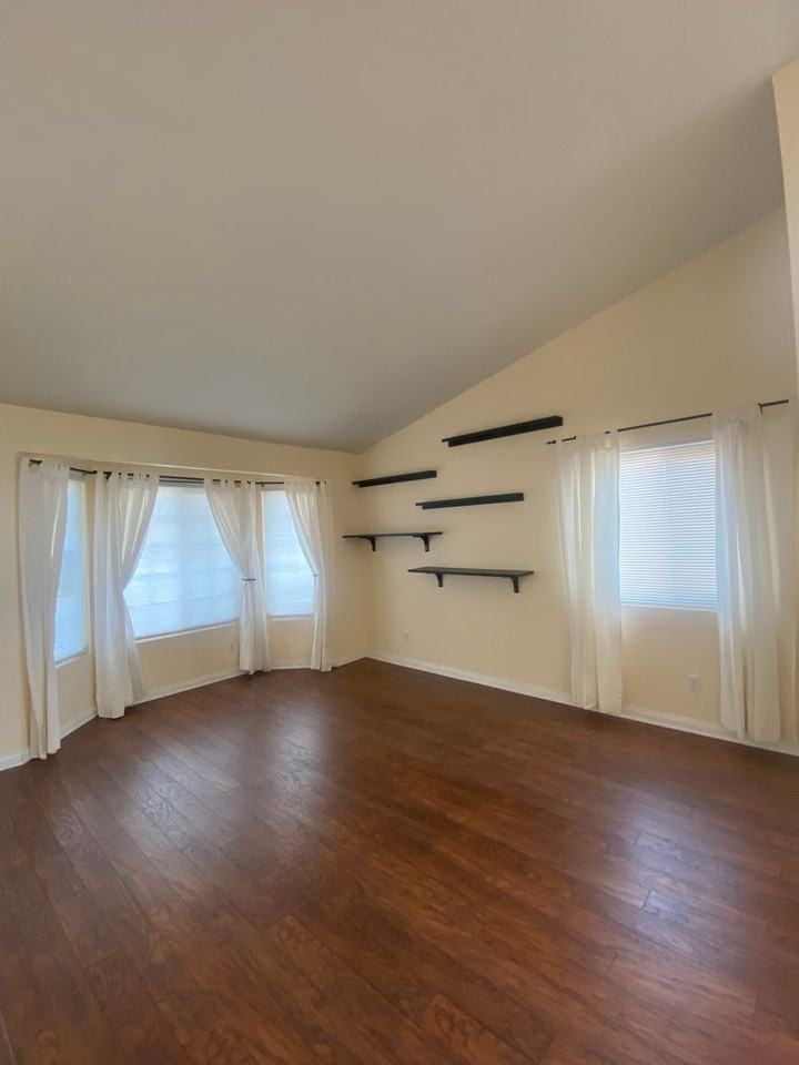 37228 Waterman Ave - Photo 4 of 15