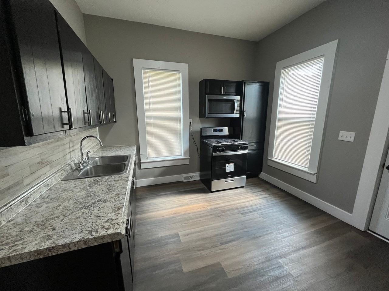 820 8th St - Photo 4 of 14