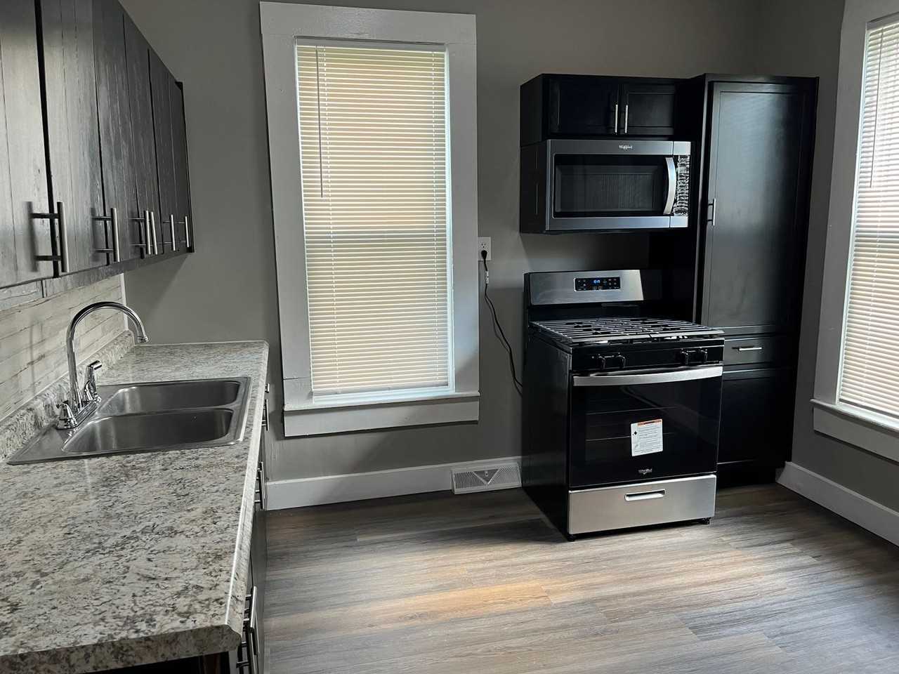 820 8th St - Photo 5 of 14
