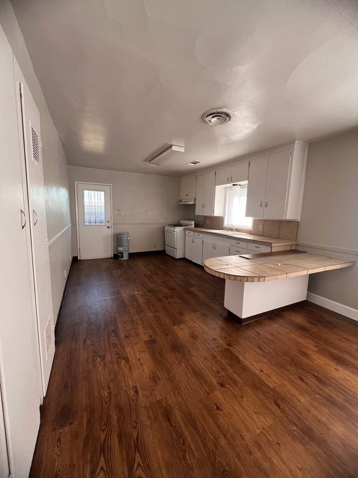 1008 E San Joaquin Ave - Photo 3 of 11