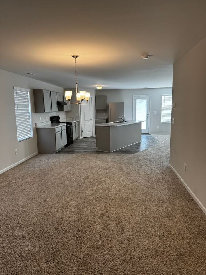 4623 Revelstroke Rd - Photo 5 of 39