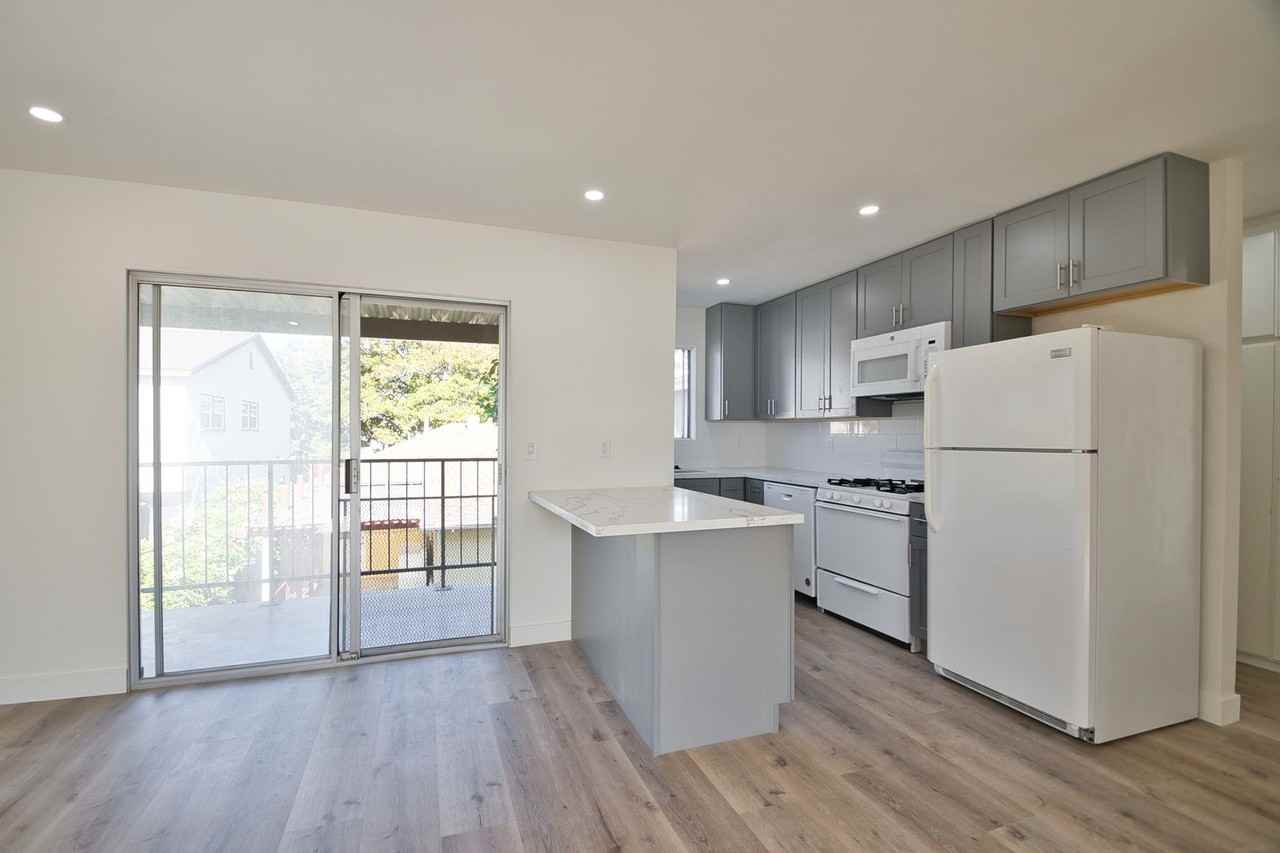 r911 - Photo 3 of 13