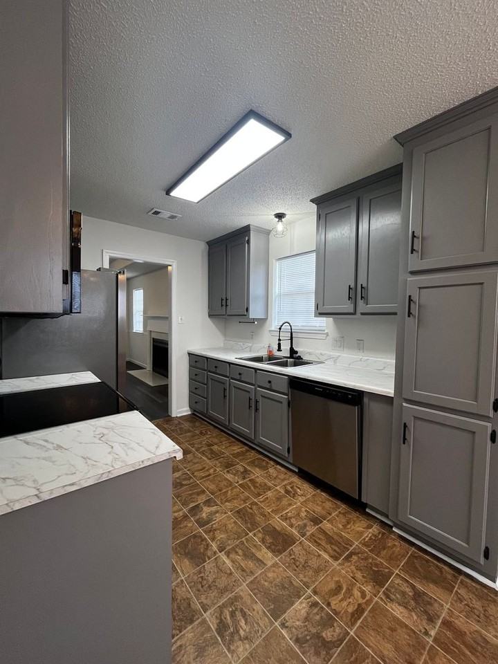 318 Chadwyck Cir - Photo 4 of 18