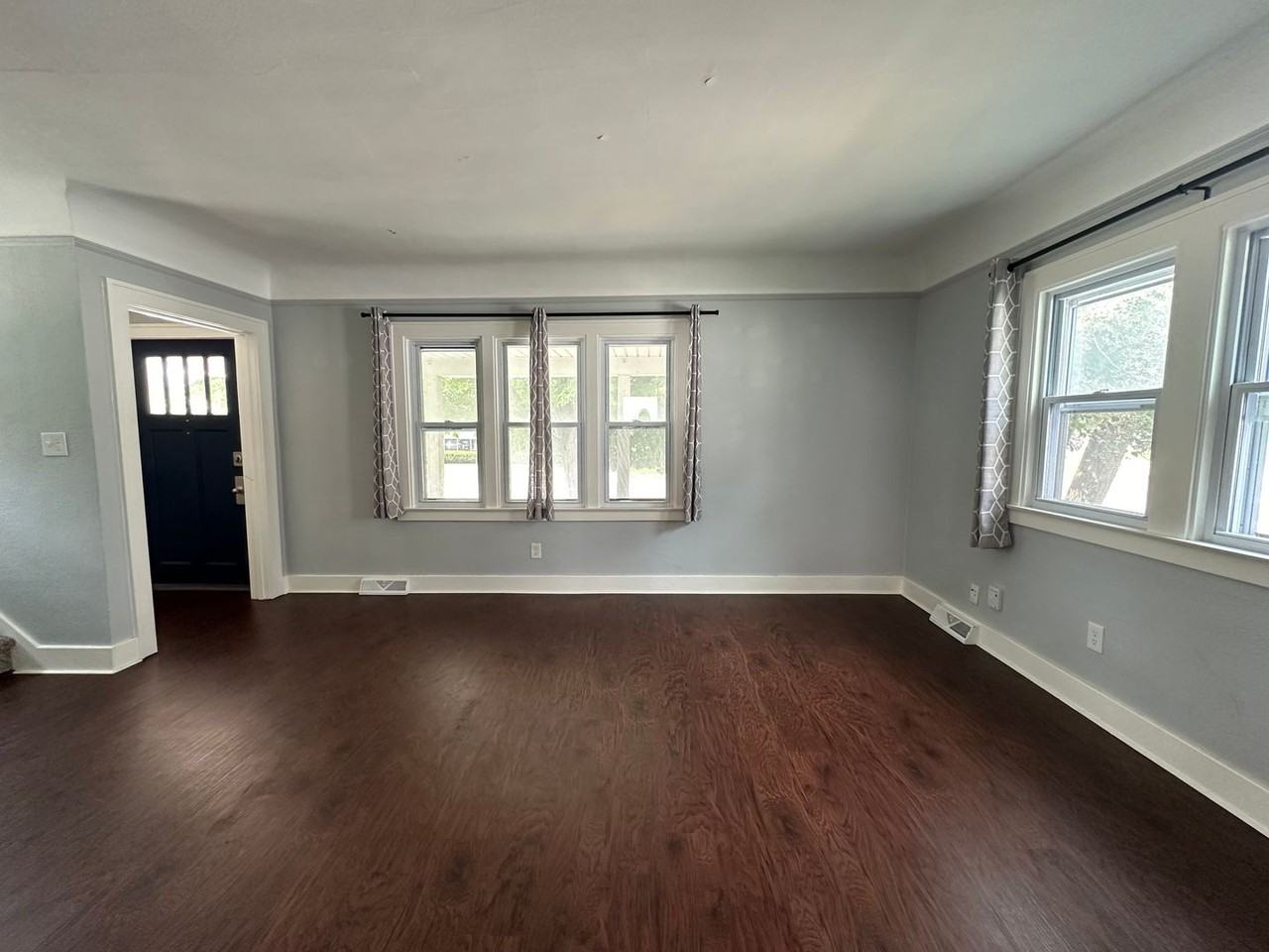 2132 Kalamazoo Ave Se - Photo 5 of 25