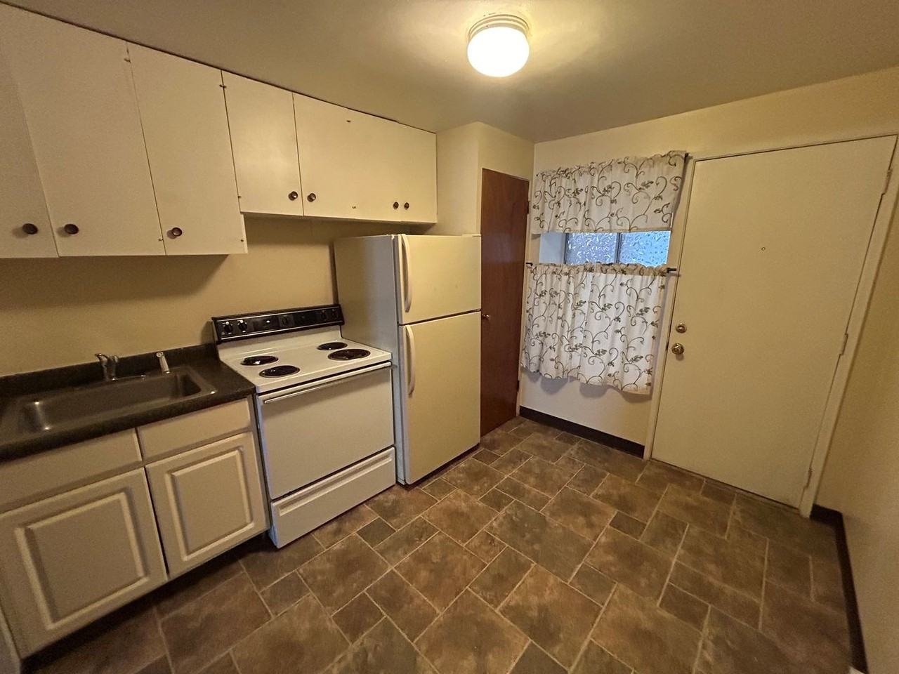 5th & Washington Apartments - Photo 2 of 7