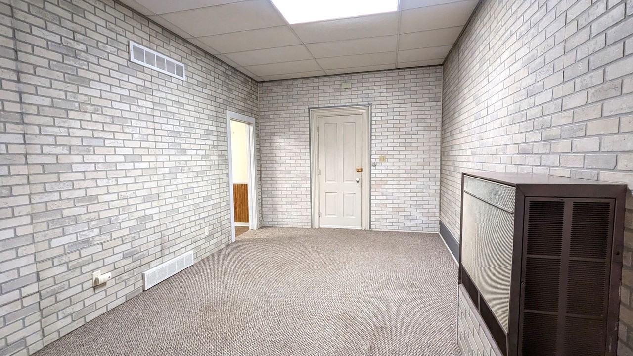 121 W Colby St - Photo 3 of 10